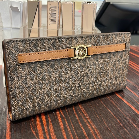 Michael Kors Reed Large Bifold Signature Snap Wallet Card Case 
Brown 
NWT - Picture 3 of 16